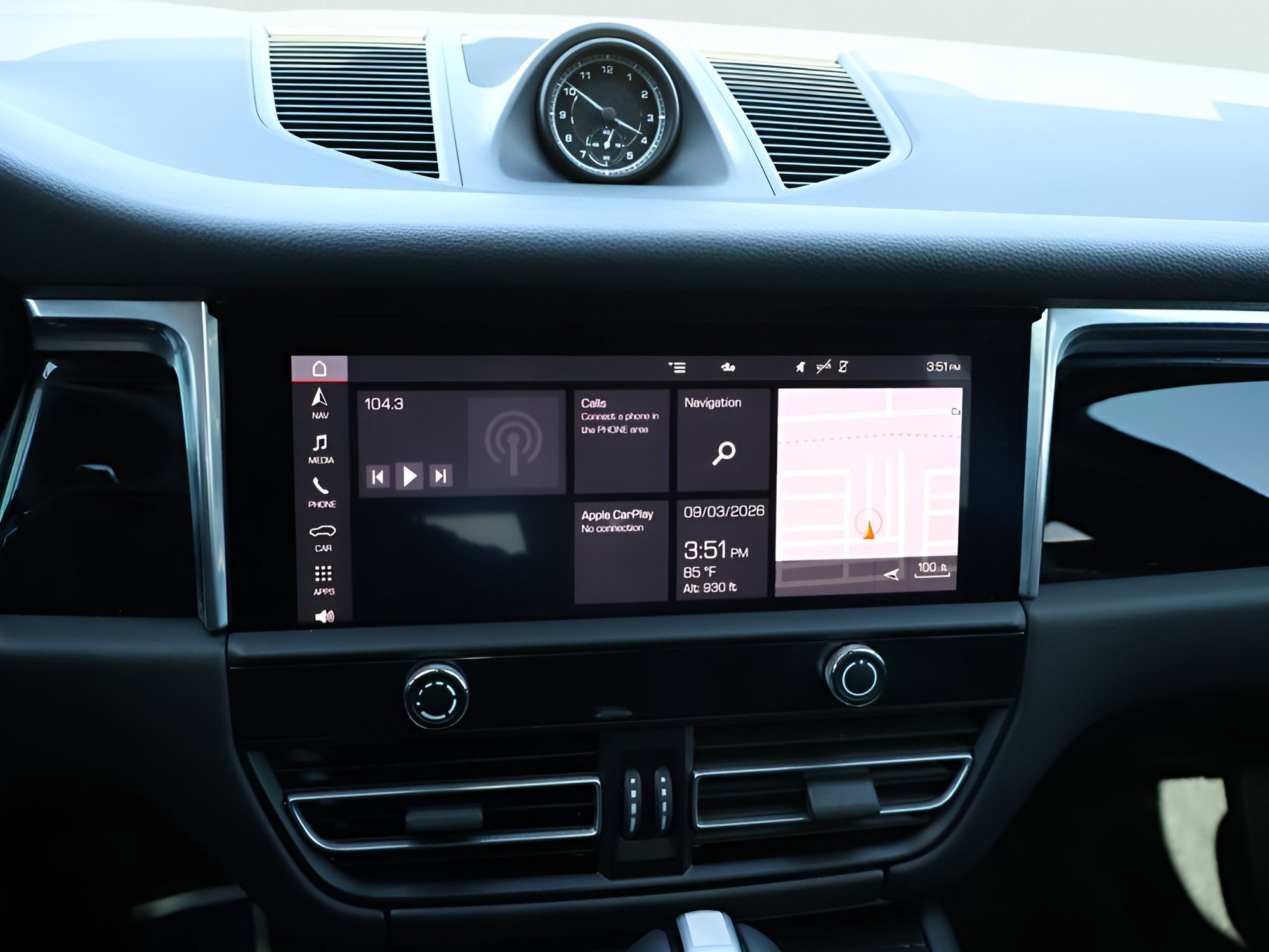 Certified 2025 Porsche Macan AWD/4WD image 23