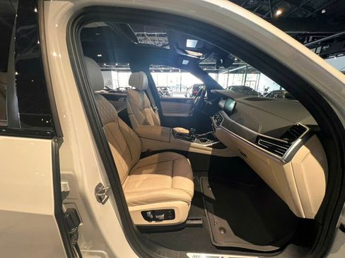 Used 2022 BMW X7 xDrive40i w/ M Sport Package AWD/4WD image 31
