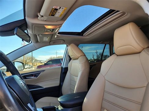 Used 2020 Toyota RAV4 XLE Premium image 13