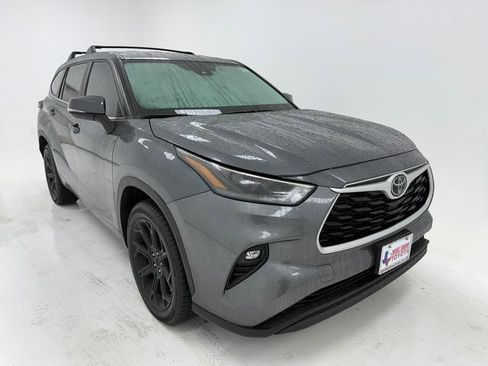 Used 2023 Toyota Highlander L image 2