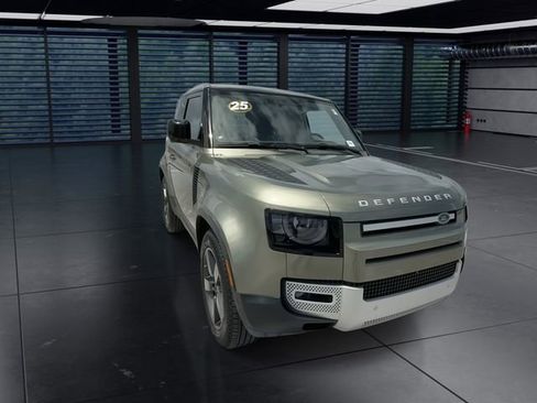 Used 2025 Land Rover Defender 90 S image 3