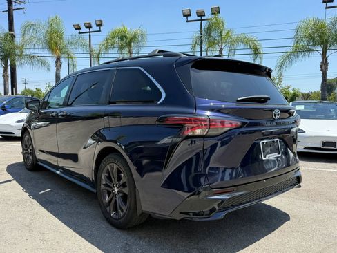 Used 2021 Toyota Sienna XSE FWD image 5
