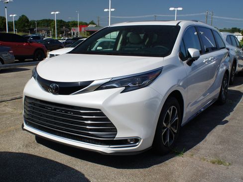 Used 2026 Toyota Sienna Platinum AWD/4WD image 1
