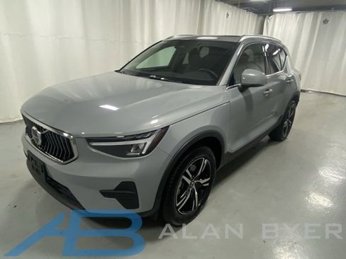 Used 2025 Volvo XC40 B5 Core image 1