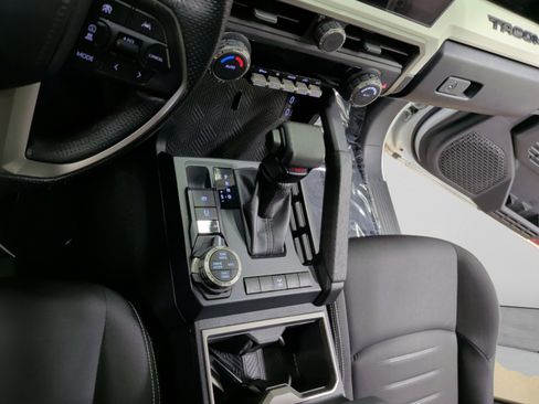 Used 2024 Toyota Tacoma TRD Sport image 11