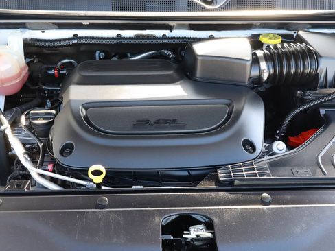 Used 2024 Chrysler Pacifica Limited FWD image 18