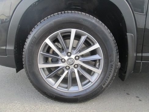 Used 2018 Toyota Highlander XLE AWD/4WD image 8