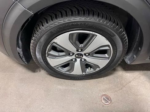 Used 2018 Kia Niro EX Premium image 29