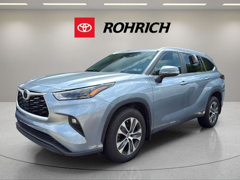 Used 2024 Toyota Highlander XLE AWD/4WD image 1