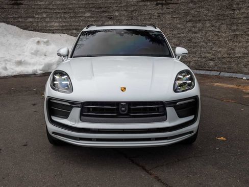 Used 2024 Porsche Macan image 3