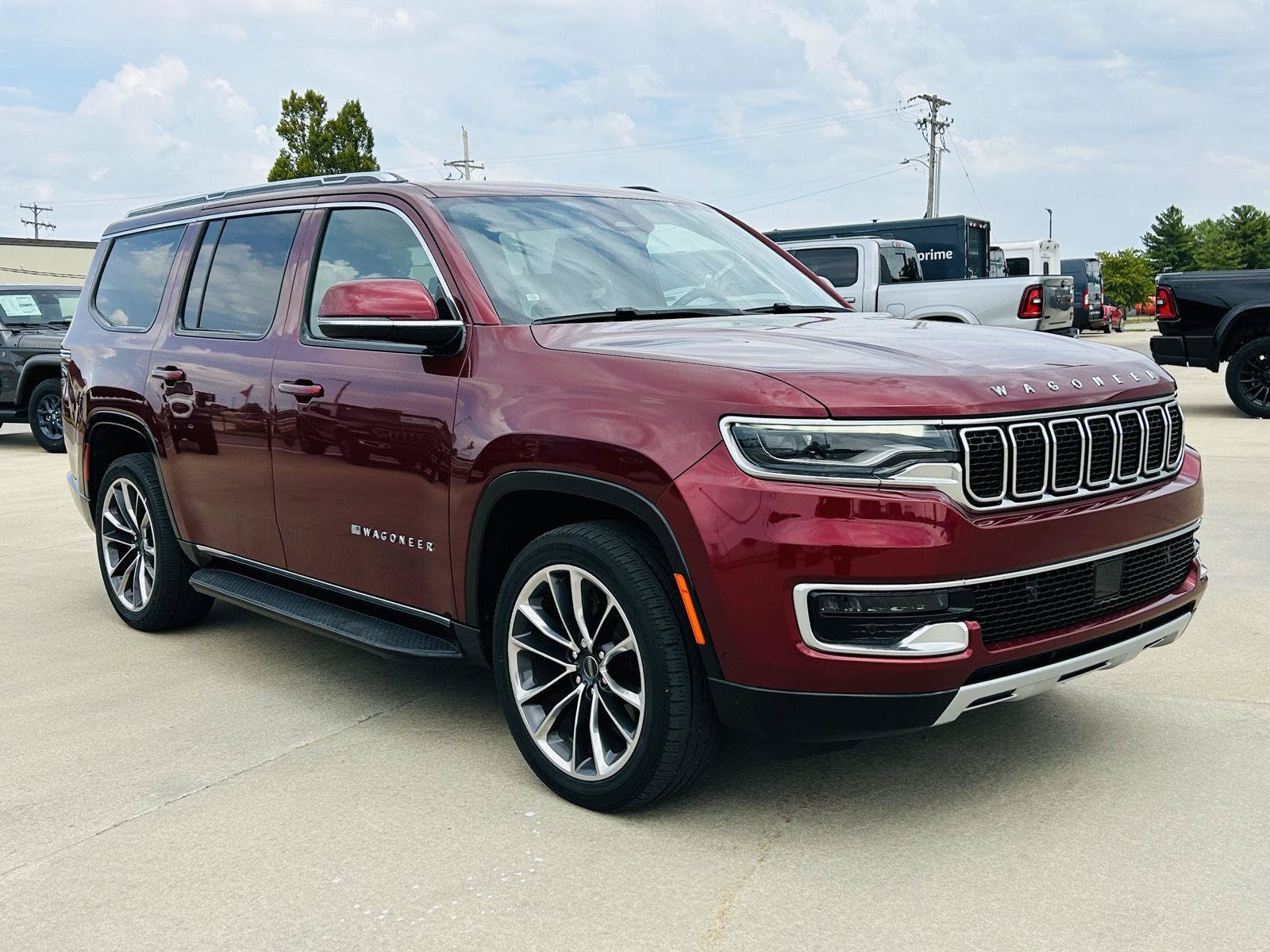 Used 2022 Jeep Wagoneer Series II w/ Premium Group I AWD/4WD image 2