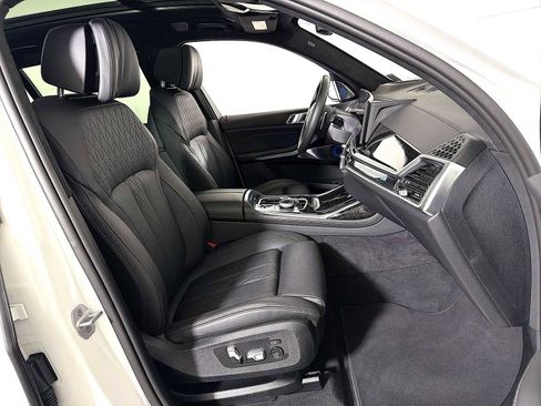 Used 2025 BMW X7 M60i w/ Climate Comfort Package image 25