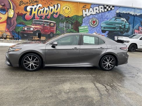 Used 2022 Toyota Camry SE w/ Cold Weather Package image 2