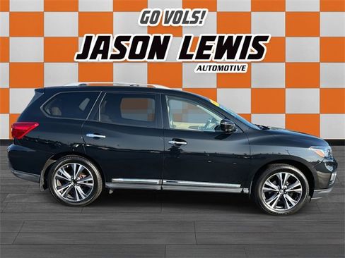 Used 2018 Nissan Pathfinder Platinum image 2