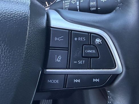 Used 2023 Toyota Highlander XLE AWD/4WD image 27