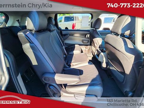 Used 2025 Kia Carnival FWD image 29