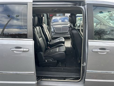 Used 2014 Chrysler Town & Country Touring image 12