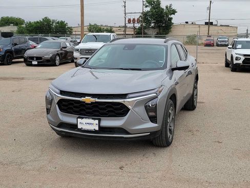 Used 2025 Chevrolet Trax LT FWD image 4