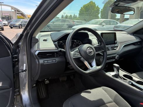 Used 2025 Nissan Altima 2.5 SV FWD image 34