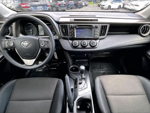 Used 2018 Toyota RAV4 LE FWD image 15