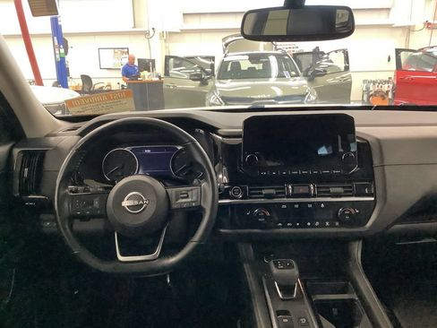 Used 2022 Nissan Pathfinder SL AWD/4WD image 6