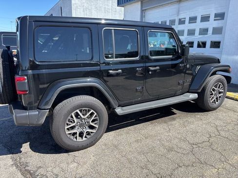 Used 2025 Jeep Wrangler Sahara image 2