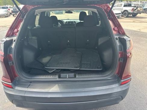 Used 2019 Jeep Cherokee Latitude w/ Popular Appearance Group FWD image 11