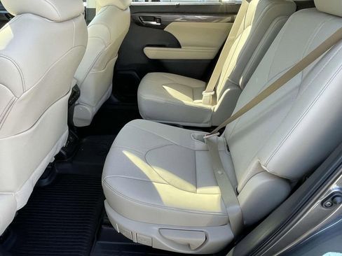 New 2025 Toyota Highlander Limited image 9