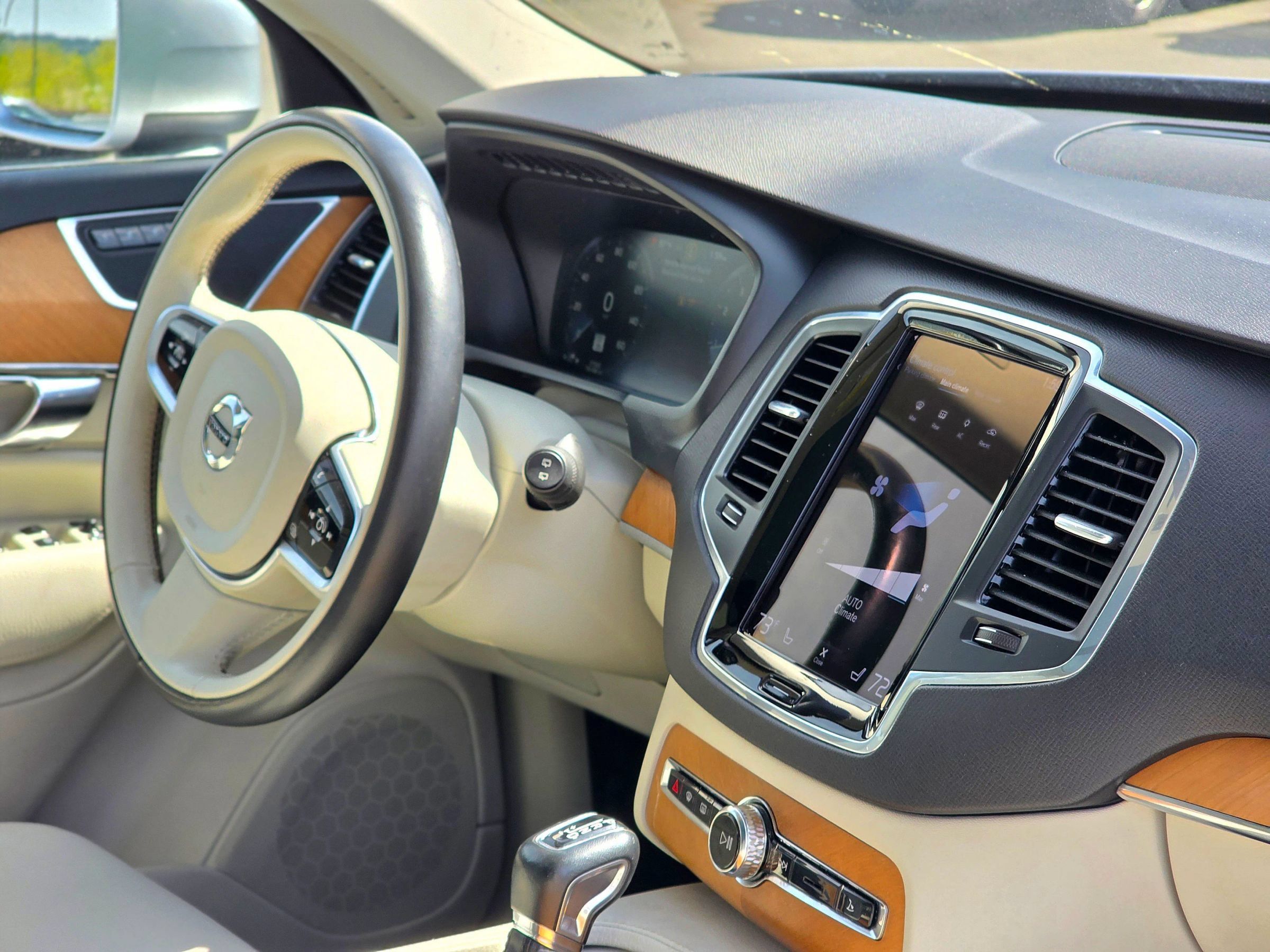 Used 2021 Volvo XC90 T6 Momentum AWD/4WD image 17