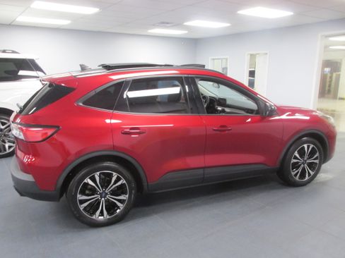 Certified 2021 Ford Escape SE w/ SE Sport Appearance Package image 4