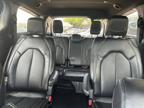 Used 2025 Chrysler Pacifica Select FWD image 31