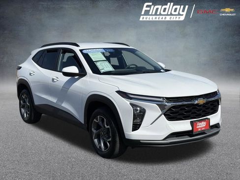 Used 2025 Chevrolet Trax LT image 1