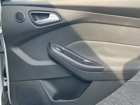 Used 2015 Ford Focus Titanium image 16