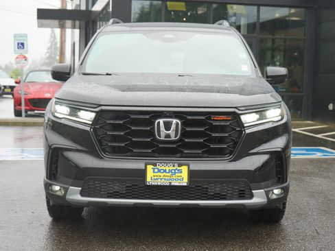 Used 2025 Honda Pilot TrailSport image 8