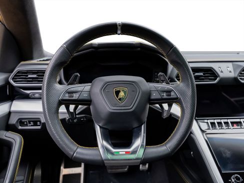 Used 2021 Lamborghini Urus image 44