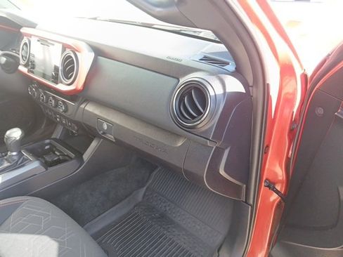 Used 2018 Toyota Tacoma TRD Off-Road image 34