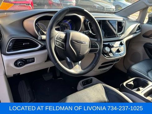 Used 2018 Chrysler Pacifica Touring-L w/ Premium Audio Group FWD image 7