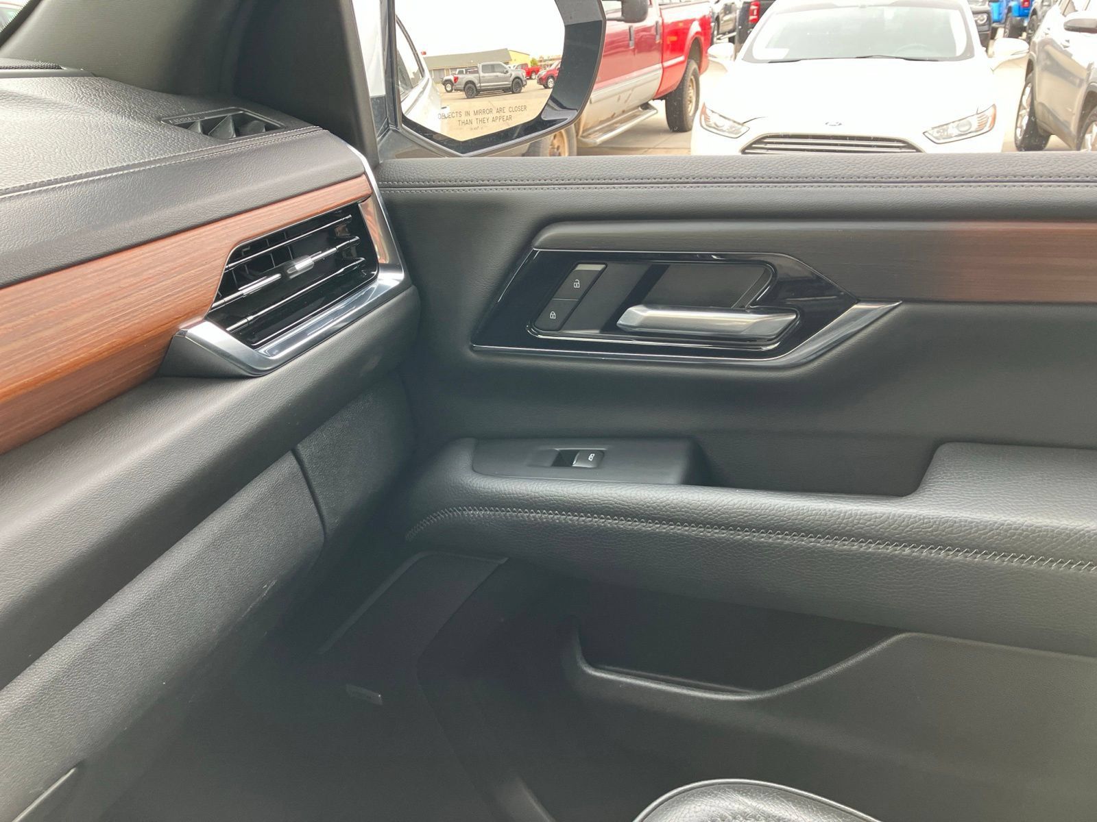 Used 2025 GMC Yukon Denali AWD/4WD image 17