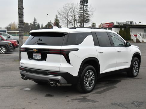 Used 2024 Chevrolet Traverse LT image 8