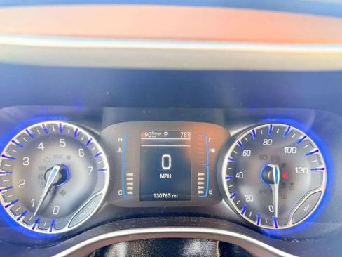 Used 2017 Chrysler Pacifica Touring FWD image 21