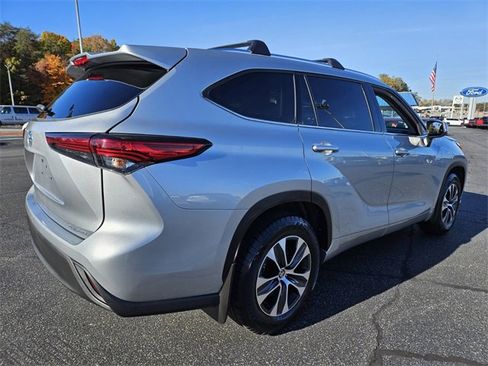 Used 2021 Toyota Highlander XLE image 7