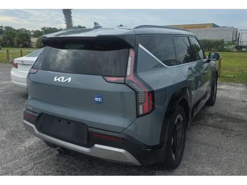 Used 2024 Kia EV9 Land w/ Towing Package AWD/4WD image 3