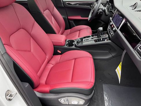 Used 2025 Porsche Macan image 34