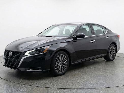 Used 2025 Nissan Altima 2.5 SV image 3