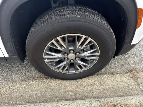 Certified 2025 Chevrolet Traverse LT w/ Driver Confidence Package image 12