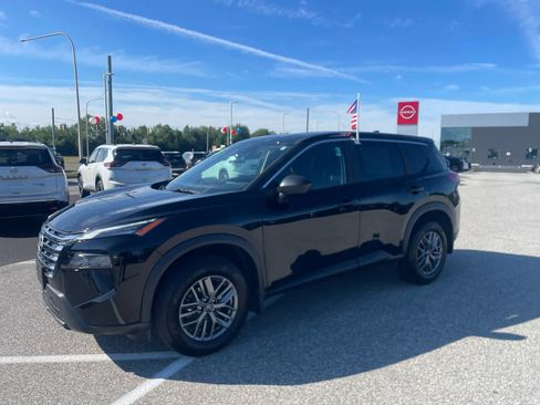 Used 2025 Nissan Rogue S FWD image 1