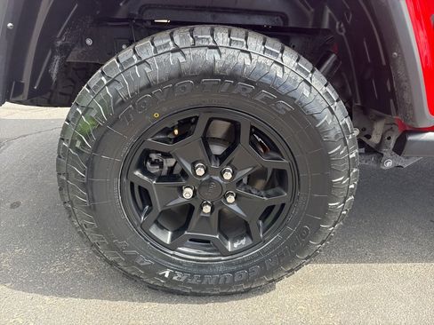 Used 2022 Jeep Gladiator Willys image 9