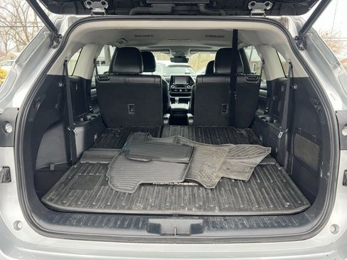 Used 2022 Toyota Highlander XLE image 19