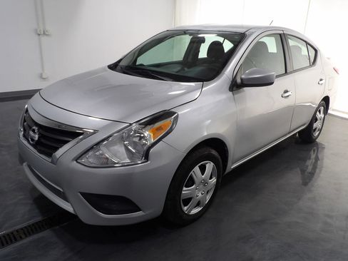 Used 2018 Nissan Versa SV image 3