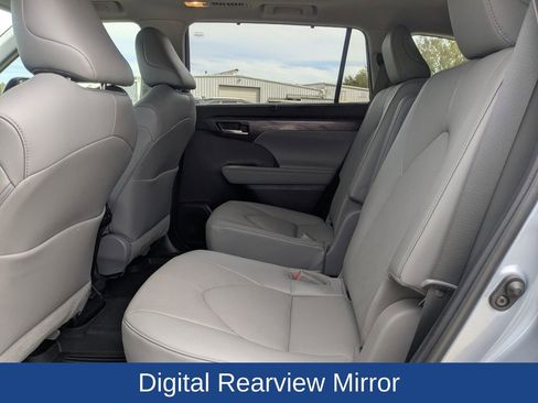Used 2023 Toyota Highlander Platinum FWD image 16